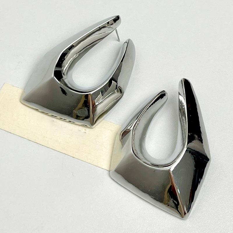 

Необычные серьги-гвоздики, серьги с преувеличенной атмосферой, нишевые серьги в стиле холодного ветра, серьги для темпераментных девушек