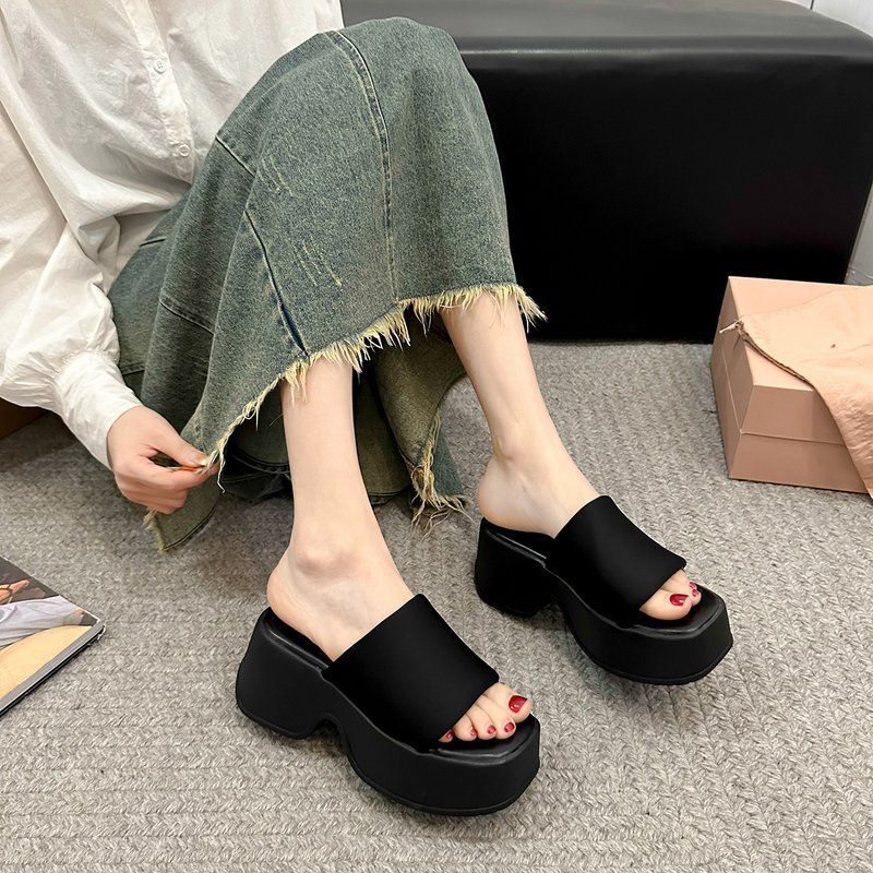 Wind thick bottom cool slippers women's 2025 summer small slippers feel comfortable stepping on shit Japanese slope heel round head one-word drag