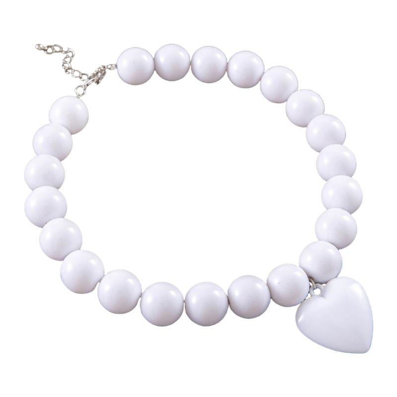 Elegante Perlenkette mit großem Herz, symbolisierend ewige Liebe und Raffinesse für modebewusste Frauen weiß