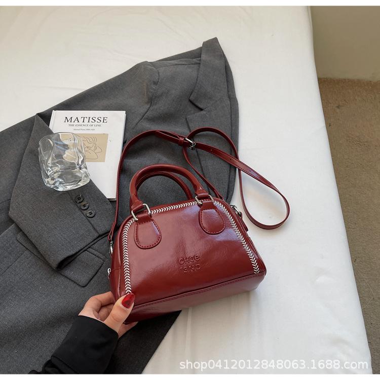 

Korean version of niche portable shell bag women s 2025 new foreign style commuter shoulder bag fashion explosion messenger bag