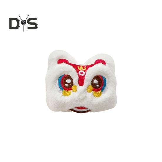 

Плюшевая брошь в виде танцующего льва в китайском стиле, символ удачи, праздничная одежда на Новый год, сумка, булавка для шарфа, значок на грудь белый