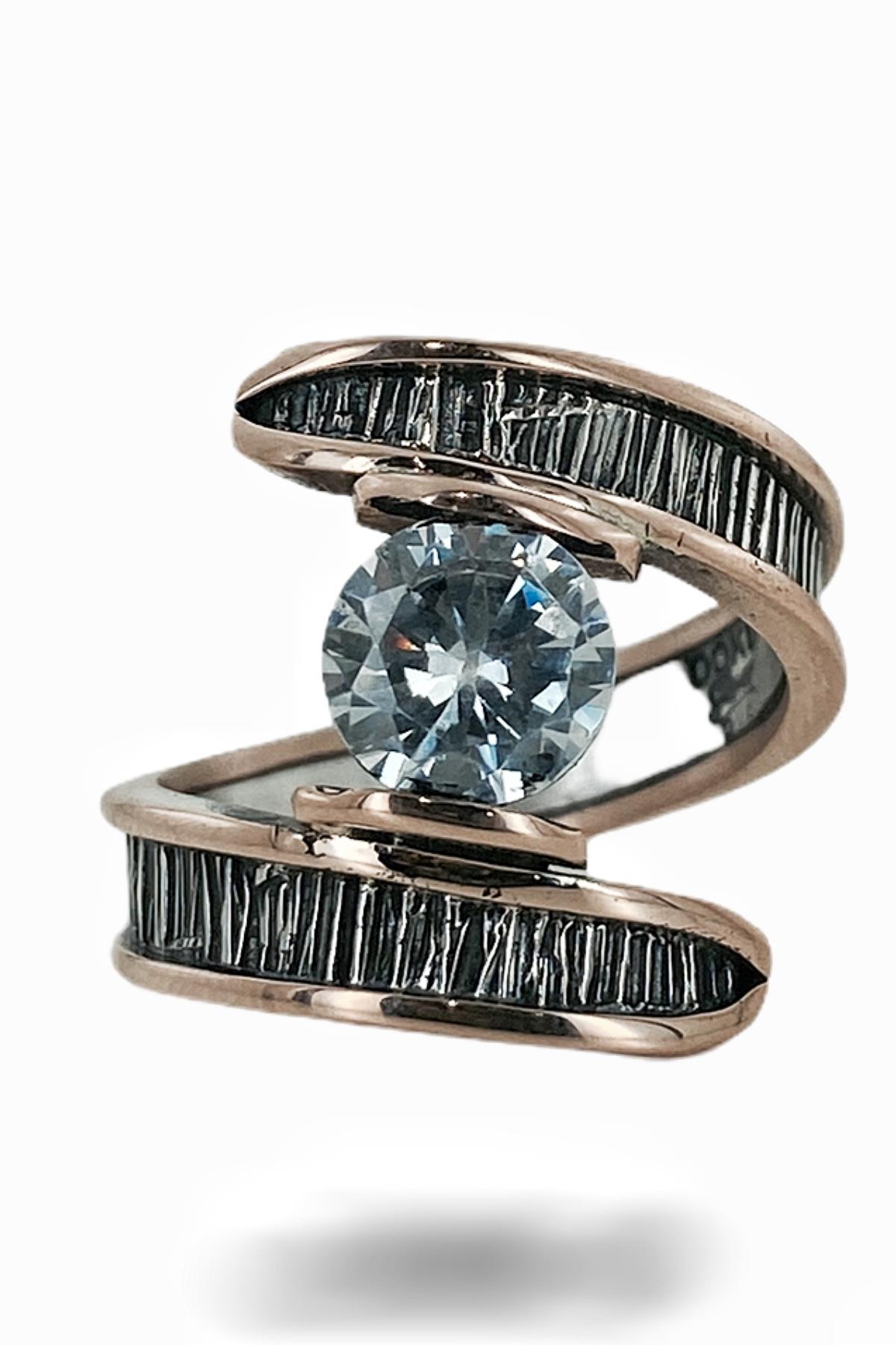 

Серебряное кольцо ручной работы с камнем плюща и цирконом 925 пробы