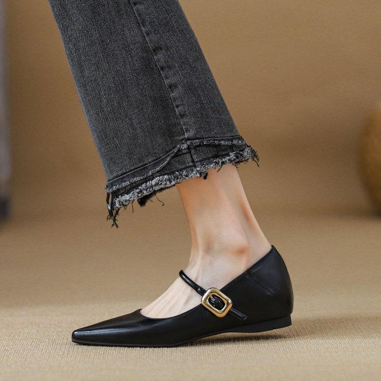 The Inner Height of the Pointed Tip Increases. Mary Jane Single Shoes Are New In Autumn with Soft Leather and Shallow Mouth Temperament.