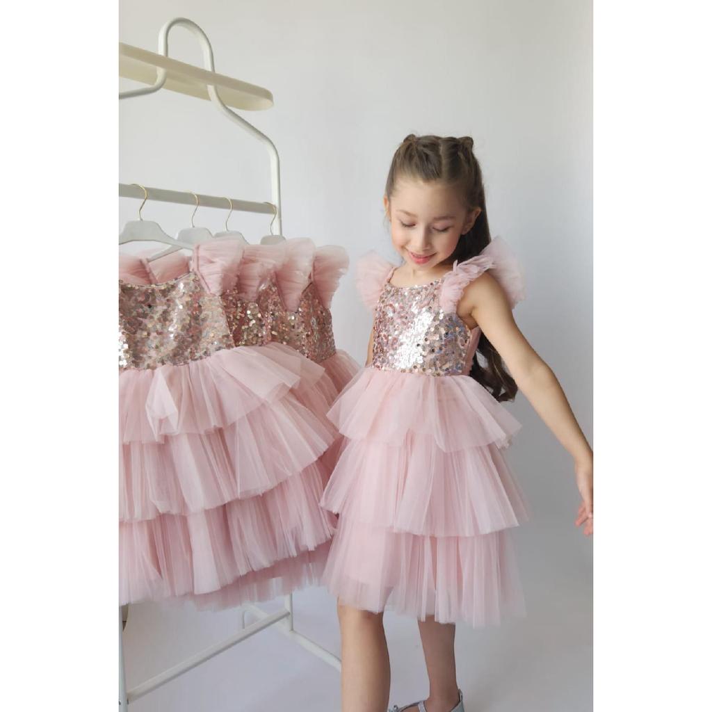 Detaliu rochie de seară pentru nuntă, cu design special, alb pentru fete. Vezi tabelul cu mărimi din videoclip