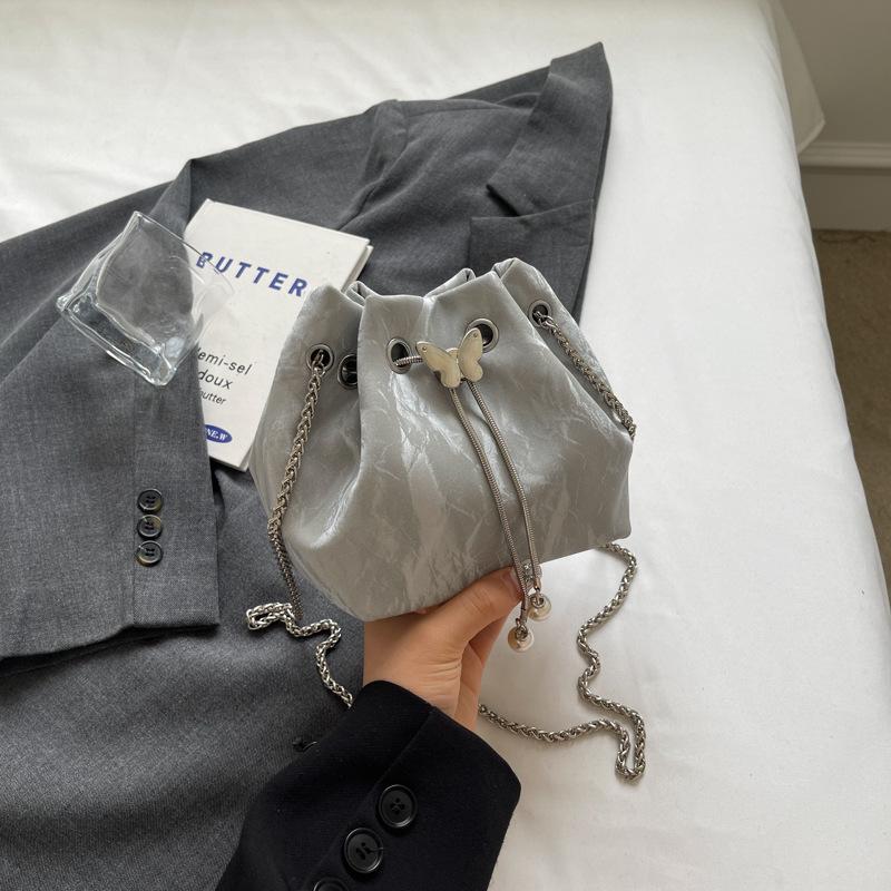 

Женская летняя мода 2024 года Нишевая сумка-тоут и кроссбоди на цепочке