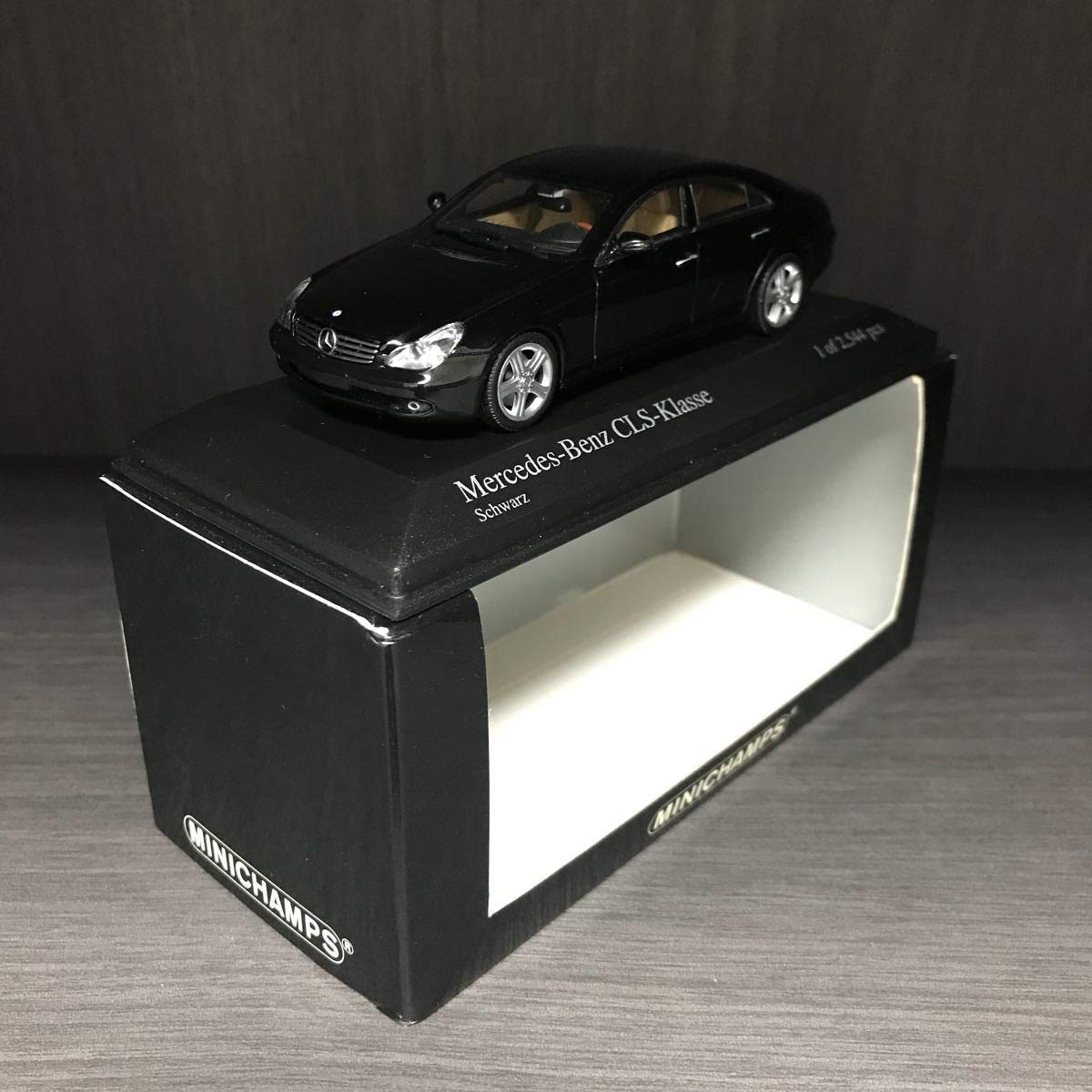 Limited to units scale CLS 2004 MINICHAMPS scale diecast car by Minichamps 2,544 worldwide, 1/43 Mercedes-Benz (W219) Mercedes-Benz 143