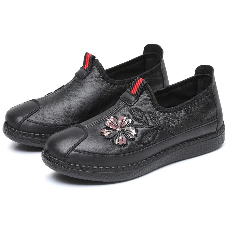 Spring & Autumn 2025 Women's Non-Slip Soft Sole Slip-On Shoes: Comfortable, Wear-Resistant Casual Footwear for Middle-Aged & Elderly Moms.