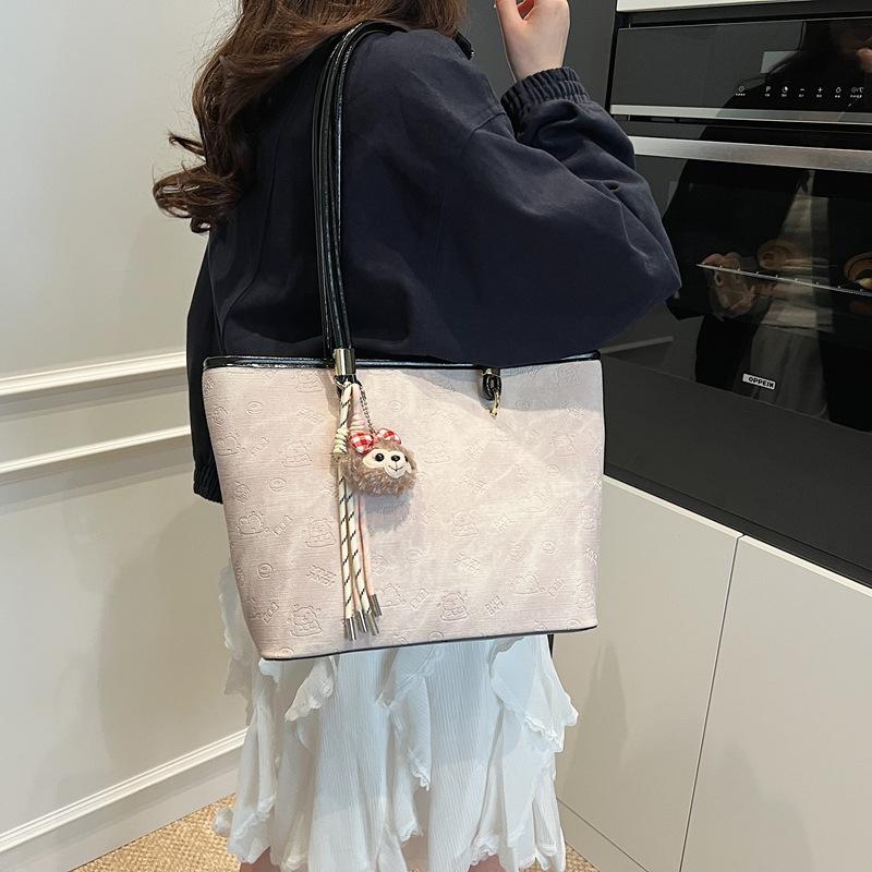 

Retro bag women s large capacity 2025 new spring and summer versatile casual shoulder bag simple work commuter tote bag