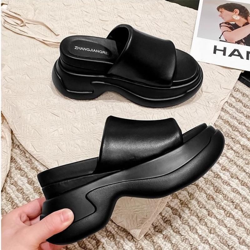 Muffin thick bottom with slippers for women's outer wear 2025 summer new versatile small height increase beach cool slippers