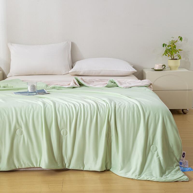 Louis Caro Lightweight Cooling Knit Quilt