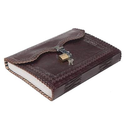 Handgefertigtes, geprägtes Reisetagebuch im klassischen Stil/Format mit Verschlusssystem – Braun. Größe 5 x 7 Zoll.