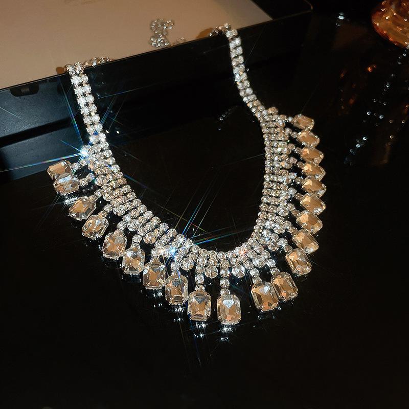 Melad Coffee Colored Tiger Eye Stone Bead Necklace, Niche Retro Collarbone Chain, Personalized and Fashionable Design Accessory