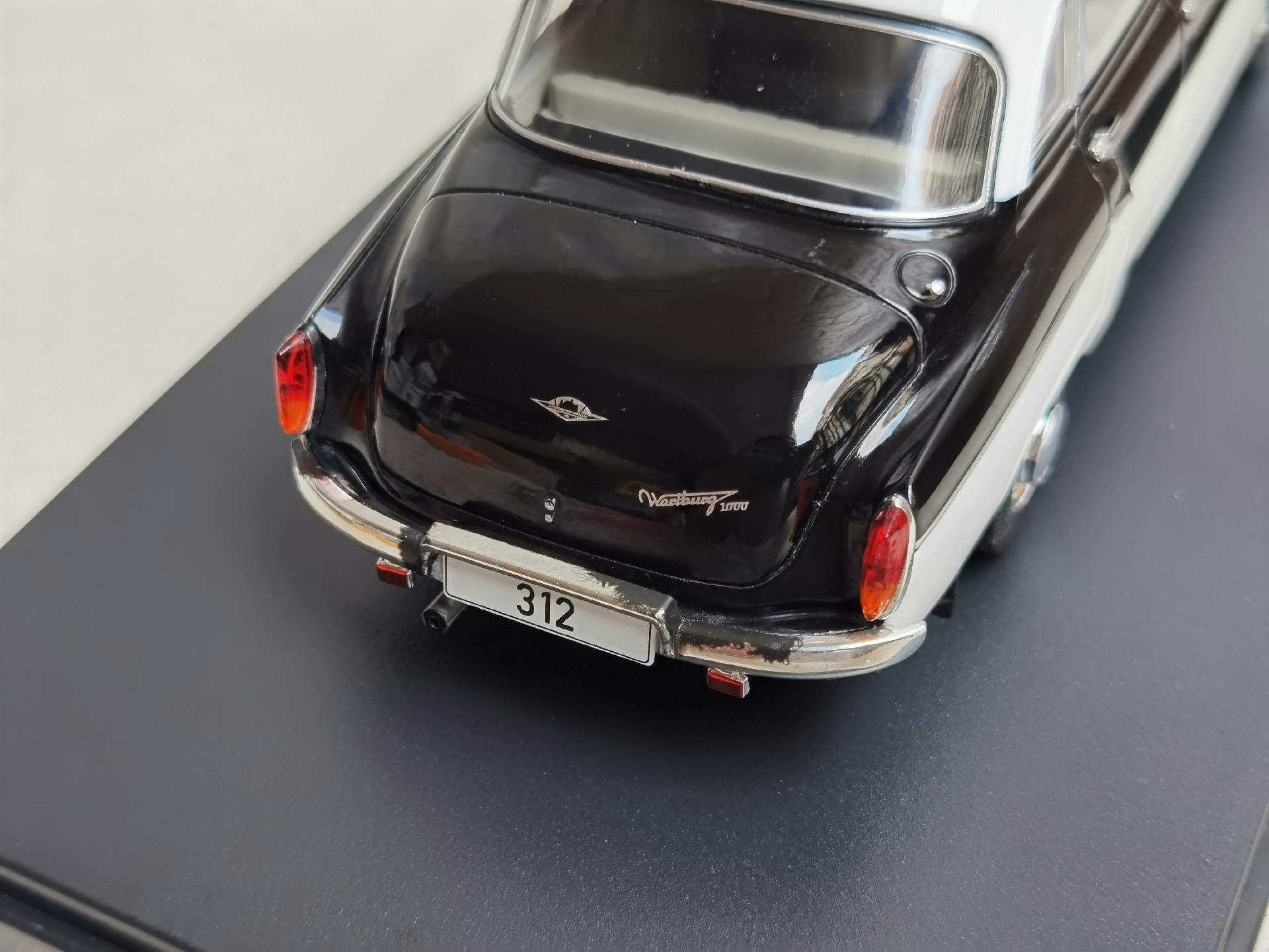 

Flaws WHITEBOX Diecast 1/24 Scale Wartburg 312 K6 Alloy Car Model