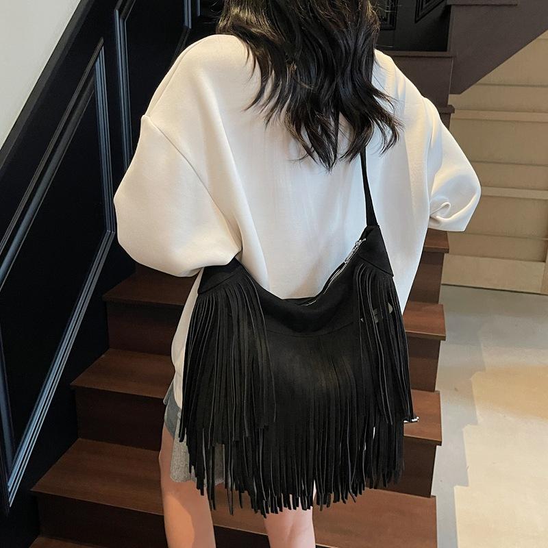 Niche design bag women's autumn 2025 new fashion matte shoulder messenger bag high-end fringed bucket bag