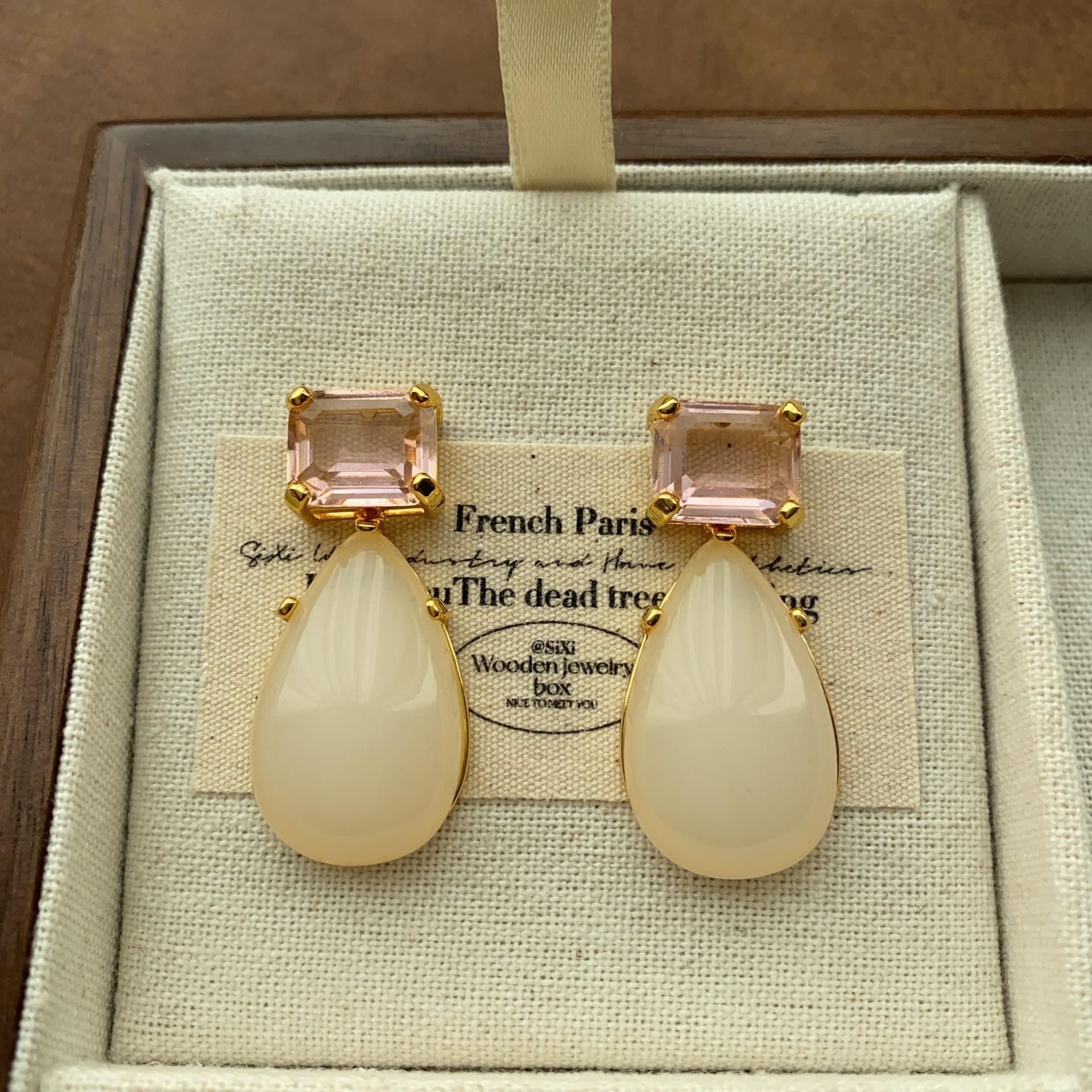 

Simple and elegant water drop milk white pendant, stud earrings, translucent niche design, high-end romantic light luxury earrings