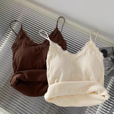 Canottiera da Donna con Scollo a V, Pizzo e Imbottitura sul Petto – Stile Estate 2024