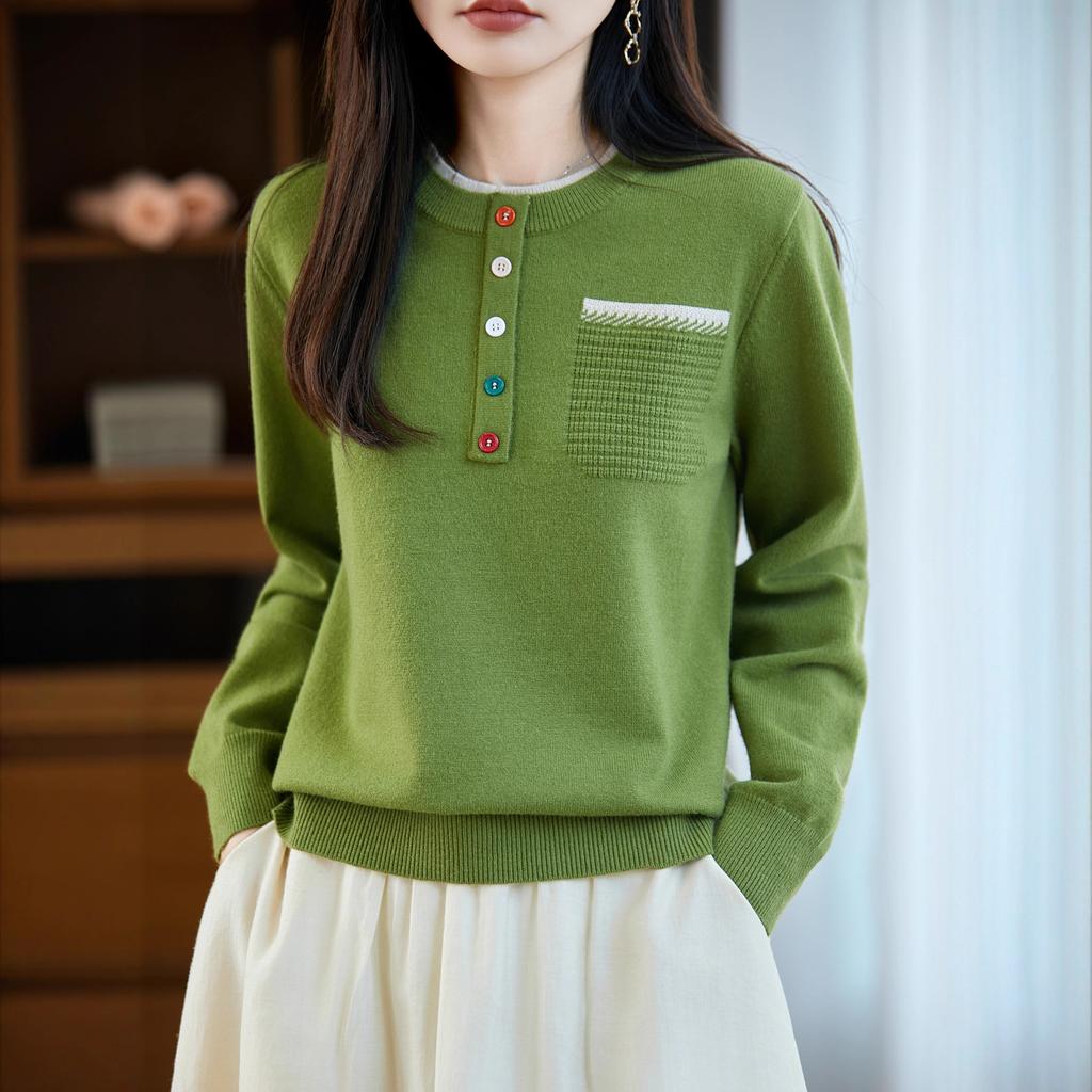 Neuer Herbst- und Winter-Rundhals-Damenstrickpullover mit farbigen Knöpfen, zweiteilig, mit dekorativen Strick-Basisschichten mit Taschen