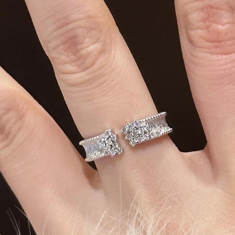 

Xiaohongshu Потрясающее кольцо «Звездная река» для женщин: Геометрический дизайн с неровно расположенными бриллиантами, легкая роскошь, универсальный. Adjustable Open Size