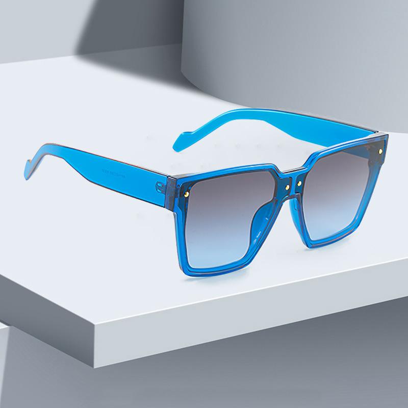 Vintage Trendy Sunglass for Women Square Frame Gradient Lens Fashionable Avant Garde Eyewear