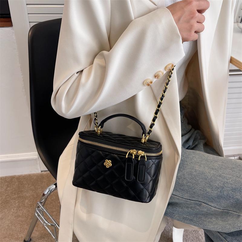 Premium textur liten väska dam ny nischdesign diamantkedja axelremsväska bärbar bucketväska