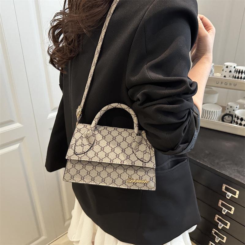 Retro Simple Shoulder Bag Women's 2025 New Fashion Simple Handbag Casual Commuter Small Square Bag Messenger Bag