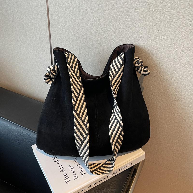 

Autumn and winter retro high-value bag women s autumn niche fashion simple commuter shoulder bag bag чёрный