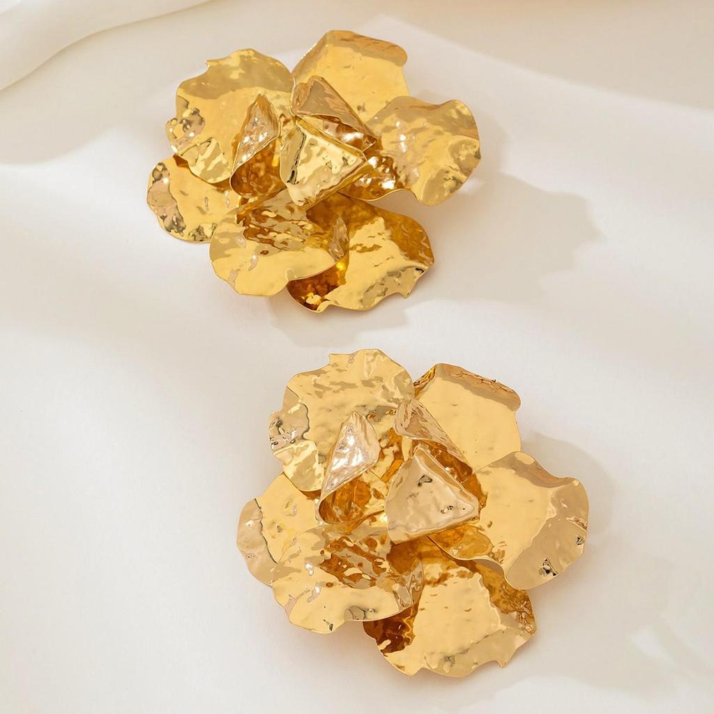 Retro Flower Stud Earrings: Gold 3D Floral Irregular Geometric Design for Women