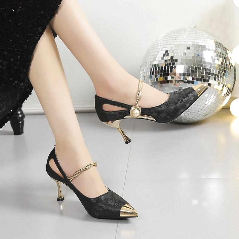 

Модные женские сандалии Летние Новые Высокие каблуки Острый носок Вышитые Тонкий ремешок Сумка на голову Сандалии Повседневная мода Темперамент Каблук Сандалии 37