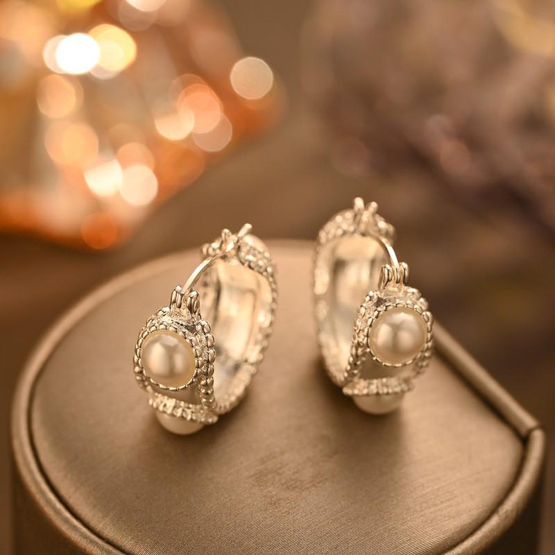 Silver Needle Geometric Heart Hoop Earrings - Retro & High-End Style for a Bold Look