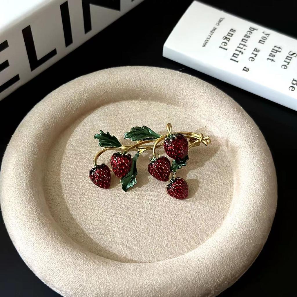 Exquisite Elegant Women Lady Strawberry Cute Fruit Enamel Badges Pin Fashion Idyllic Drop Oil Brooch For Woman Accessories