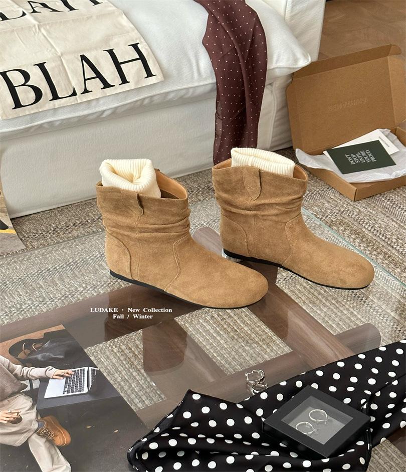 

Women s shoes 2025 autumn and winter European station retro sleeve stacking boots round head matte short boots 39 песочный