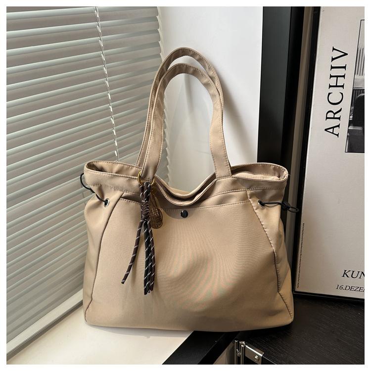 

2025 новый модный тренд большая вместительная сумка-тоут женская на плечо ретро сумка для поездок Without pendant хаки