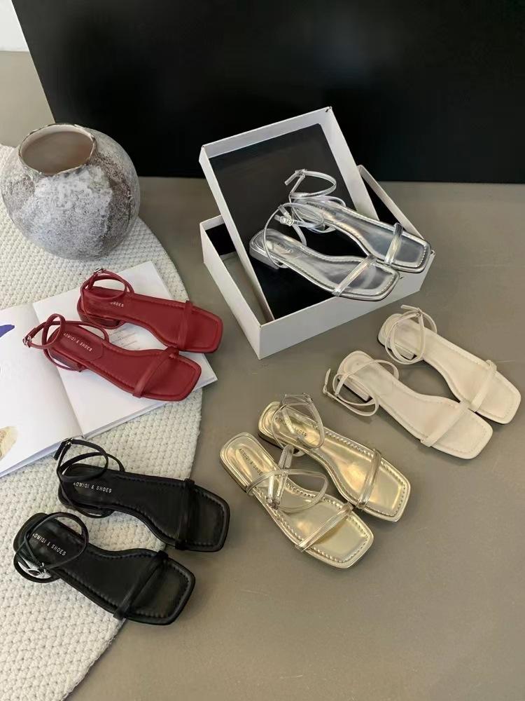 2025 spring and autumn new fashion Korean version casual low heel square head word with cool slippers with skirt beach sea