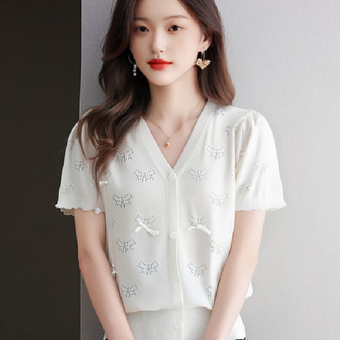 A Short Women's Summer Knitted Top with A Court Style and French Gentle Charm