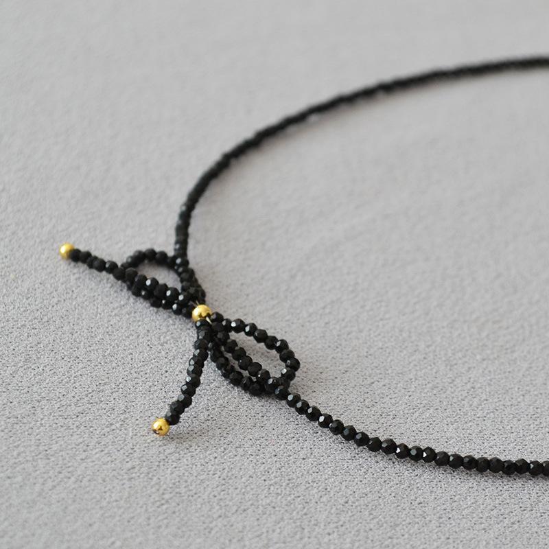 Japanese and Korean niche simple and delicate black pointed crystal bow handmade beaded elegant temperament short necklace choker