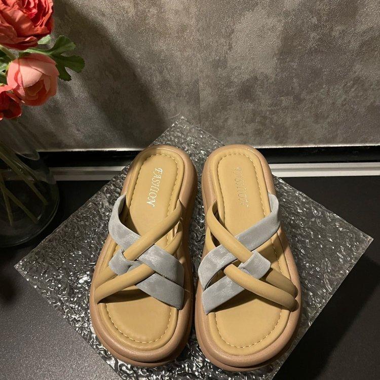 New Chinese style niche design thick-soled slippers women's outer wear 2025 summer new models with skirts beach slippers