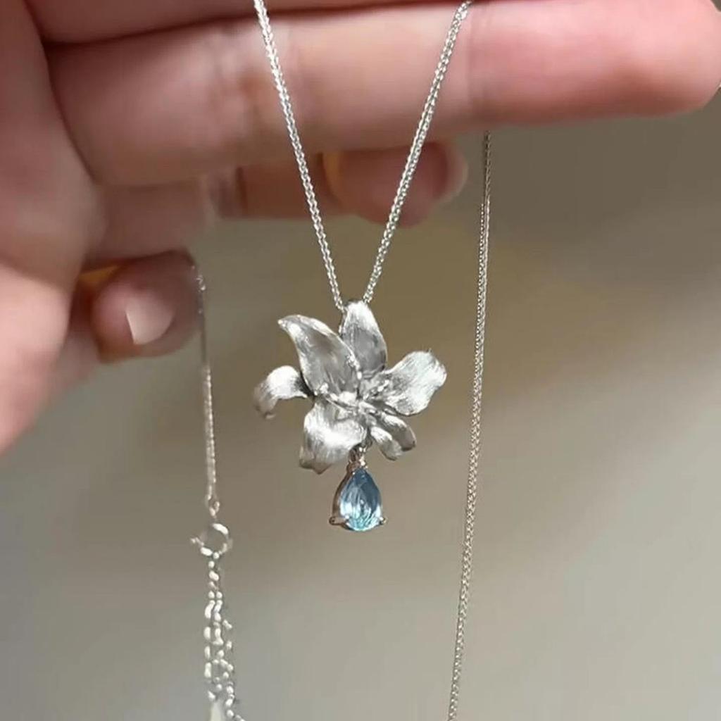 Agile Compact Versatile Personalized Lily Flower Pendant Necklace