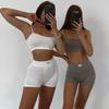 Set Sportswear la Mare Căutare pentru Femei: Maiou Monocrom Fără Mâneci și Pantaloni Scurți cu Talie Înaltă