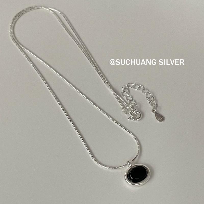Su Chuang S925 Sterling Silver Oval Black Agate Women's Necklace - Chic Clavicle Chain with Versatile Cool Ins Style Design.