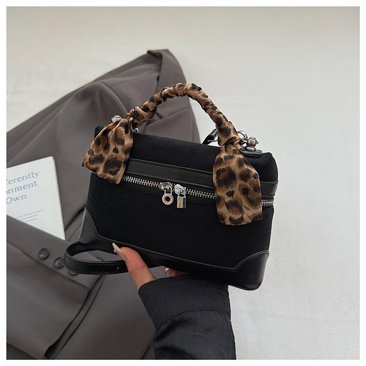 

Fashion retro contrasting color casual portable small bag women 2025 new versatile small square bag fashion messenger bag чёрный