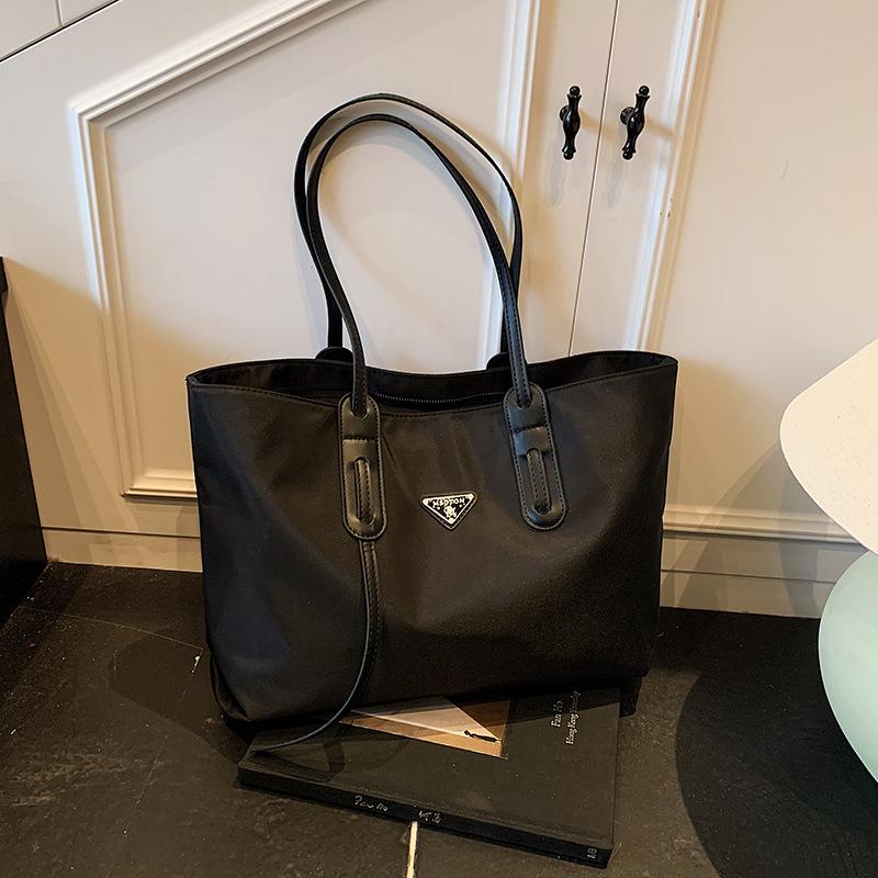 

Новый нишевый дизайн популярная простая сумка-тоут из нейлона с буквами тоут на плечо женская сумка чёрный