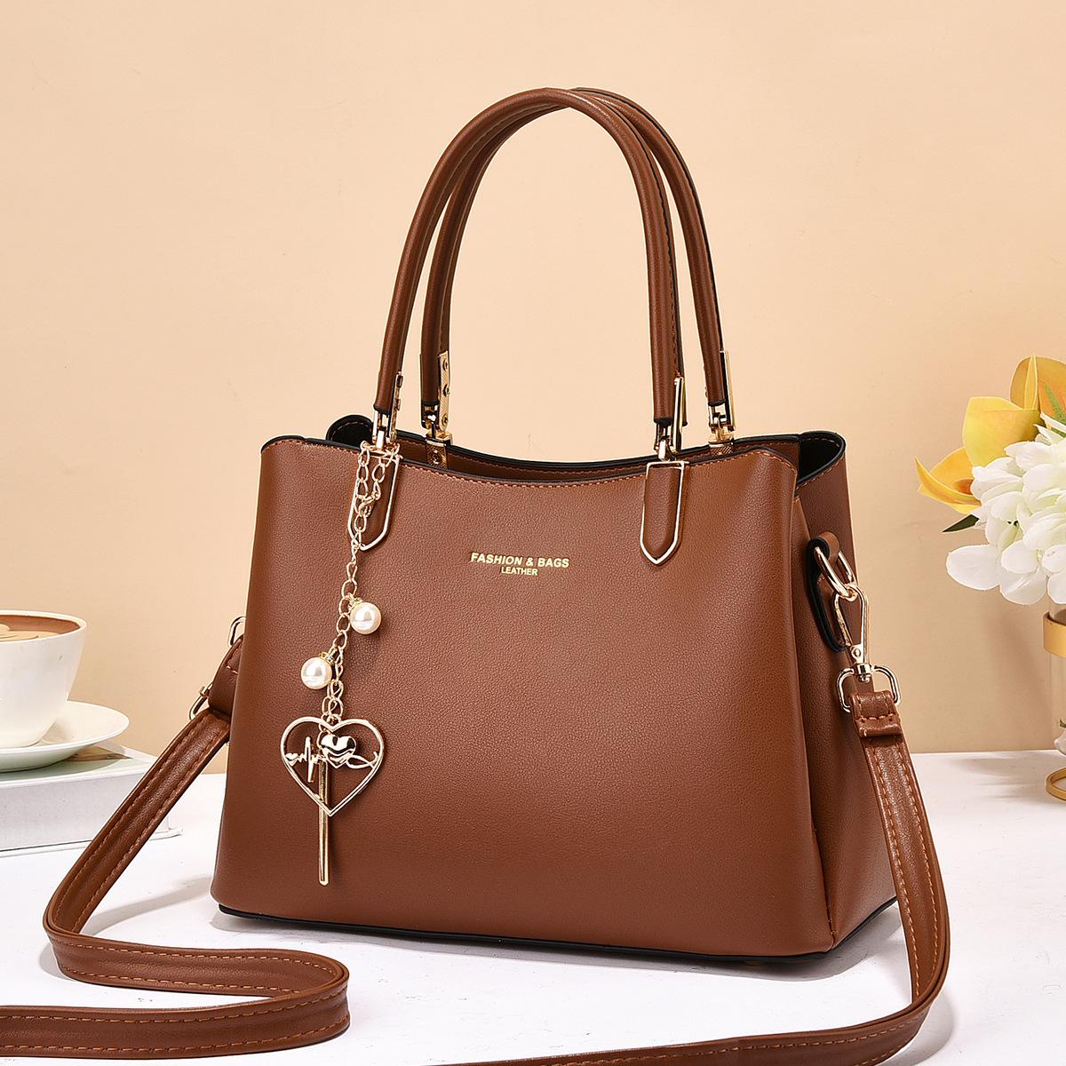 

Новая простая сумка на плечо, однотонная женская сумка с жемчужным кулоном большой емкости коричневый