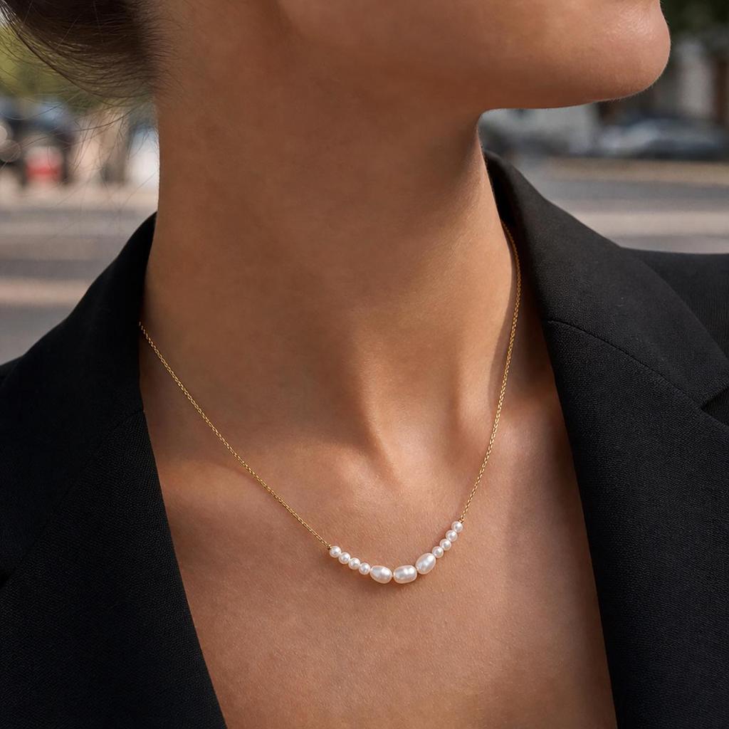 Elegant Gradient Freshwater Pearl Necklace: Fashionable 18K Gold-Plated Titanium Clavicle Chain, Long-Lasting and Versatile Design.