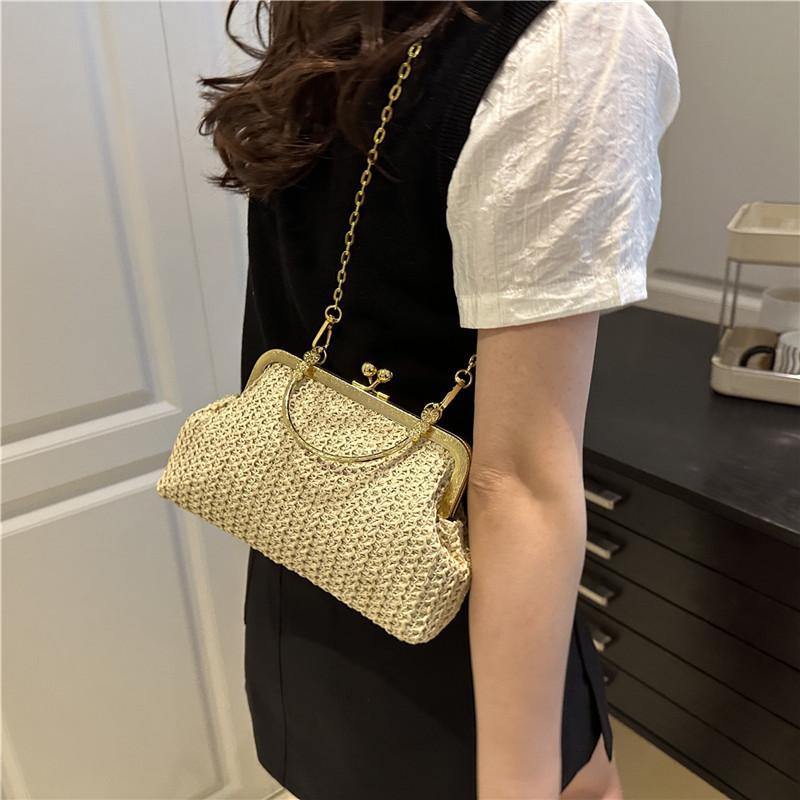 Retro Clip Shell Bag 2025 New Straw Simple Casual Handbag Shoulder Bag Messenger Bag Fashion Women's Bag