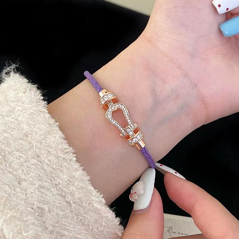 Bracciale in Corda Lavorata a Maglia con Fibbia a Ferro di Cavallo per Donna, Set con Squisiti e alla Moda Gioielli Zirconi Regalo