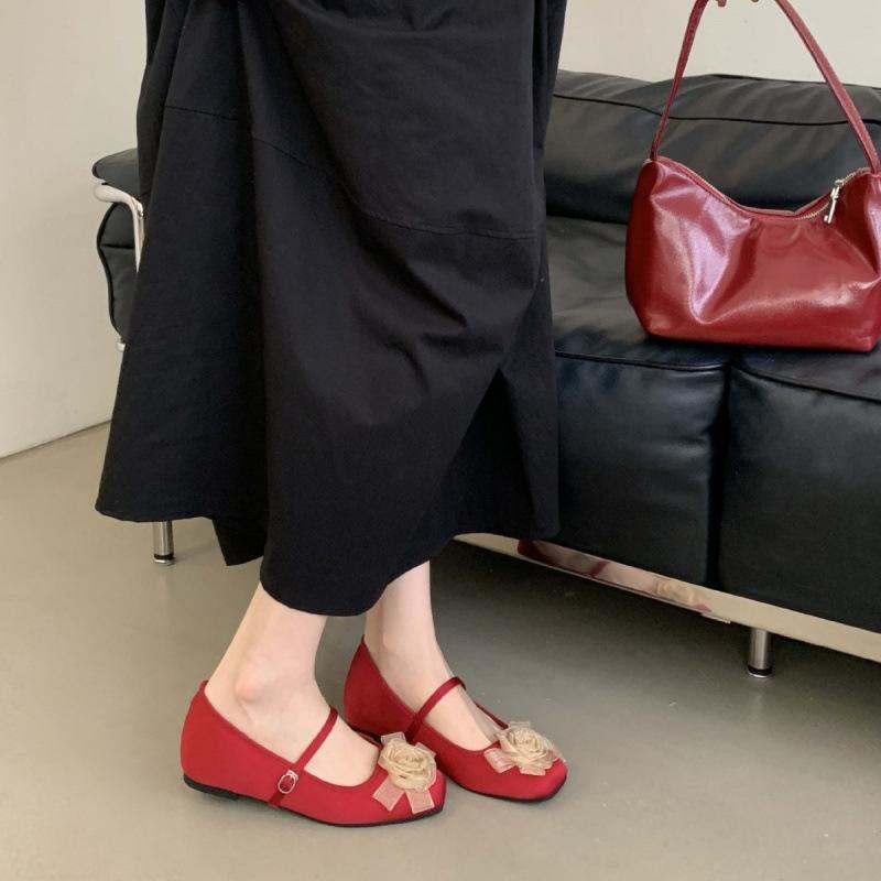 2025 early autumn new Korean version temperament camellia model one-word with square head soft sole inner height increase single shoe