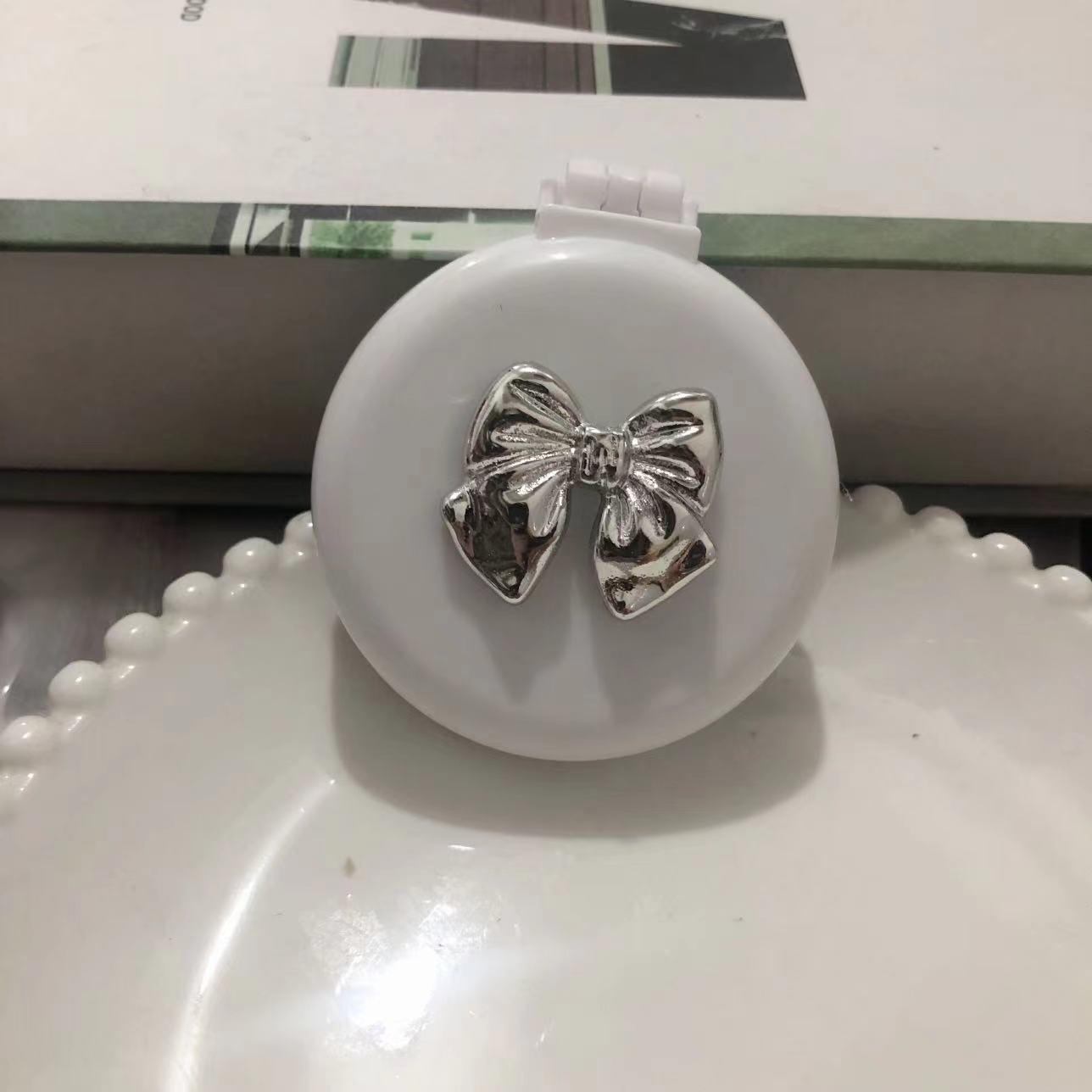 

Милая складная расческа-бантик с воздушной подушкой и зеркалом