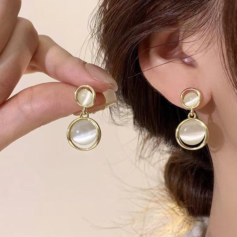 Koreanischer Stil Nicht-Piercing Ohrclip mit langem Quaste, Perlmutt Schmetterlings Design für Damen - High-End, Coole Mode.