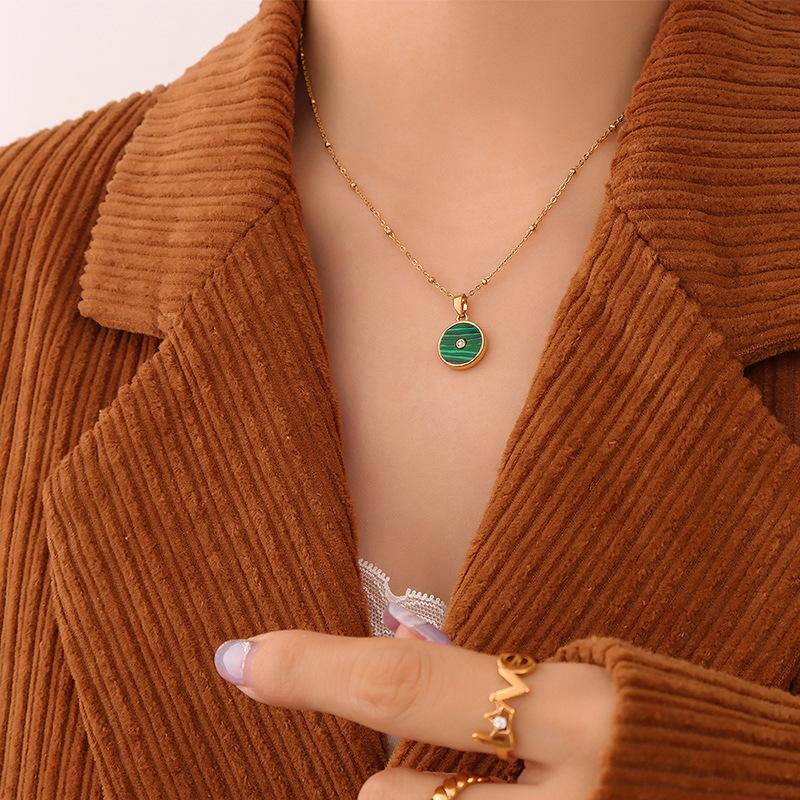 

Ожерелье с подвеской из латуни и инкрустированным цирконием в стиле ретро от французского дизайнера Sense Green Stripe P142