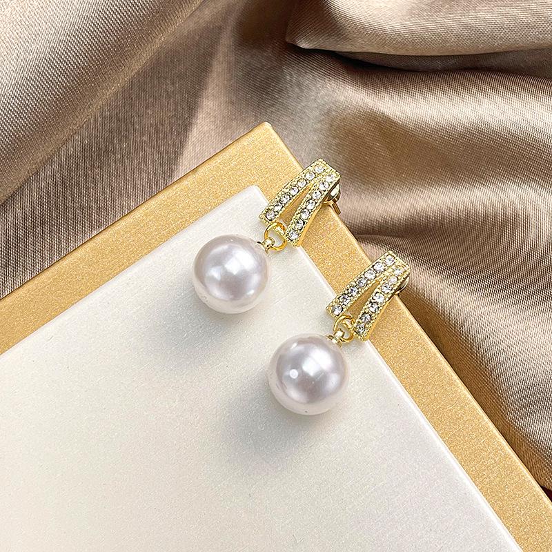 Delinmemiş kulaklar için mükemmel, şık manyetik elmas kulak klipsleri. Ünlülerin lüks görünümlerine hitap eden Japon-Kore moda aksesuarı.